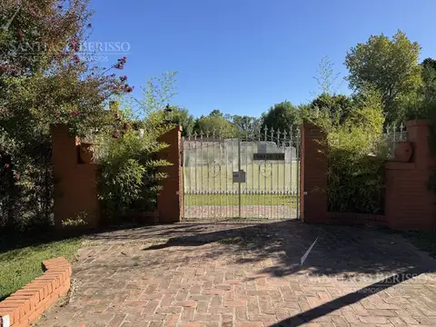 Casa 8 ambientes con 2 baños