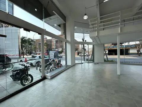 Alquiler local en esquina frente a edificio we work, Vicente López.