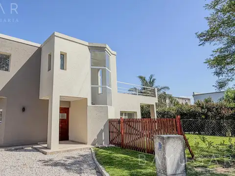 Casa en Venta con 2 cocheras
