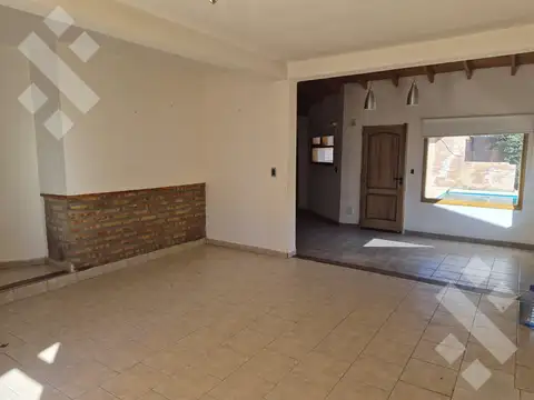 Casa 4 ambientes con 2 baños