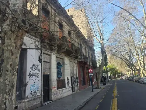 Casa 9 ambientes con 4 baños