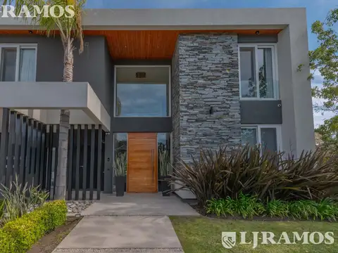 Casa en Venta con 2 cocheras