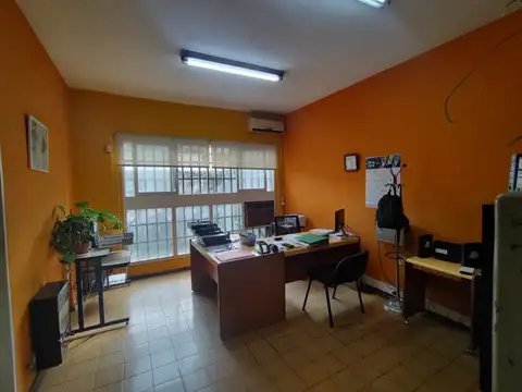 LOCAL COMERCIAL VIDRIADO - 370 m2 Cubiertos