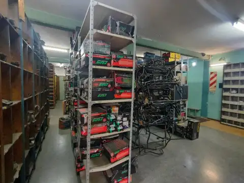 LOCAL COMERCIAL VIDRIADO - 370 m2 Cubiertos