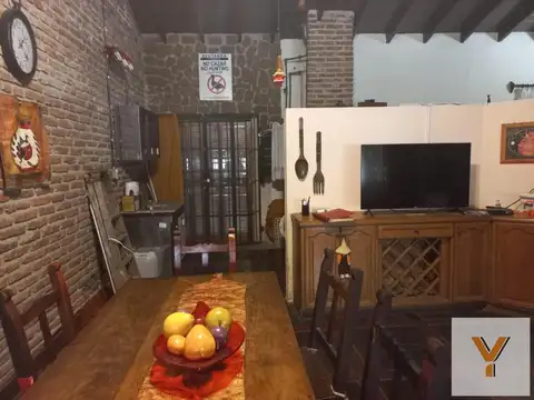 Catulo Castillo 900 e/ El Guacamayo y El Chiflon