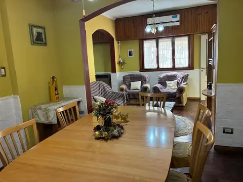 Casa 6 ambientes con 2 baños