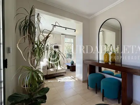 Casa 8 ambientes con 2 baños