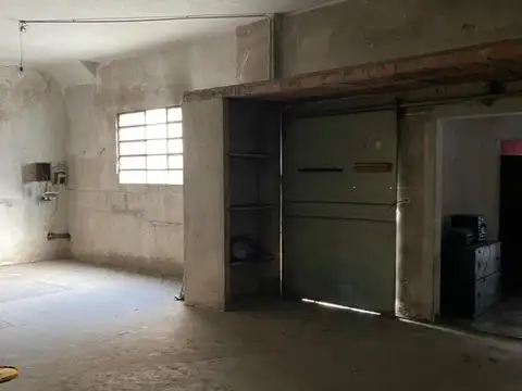 IMPONENTE GALPON LOCAL MAS FONDO CON JARDIN