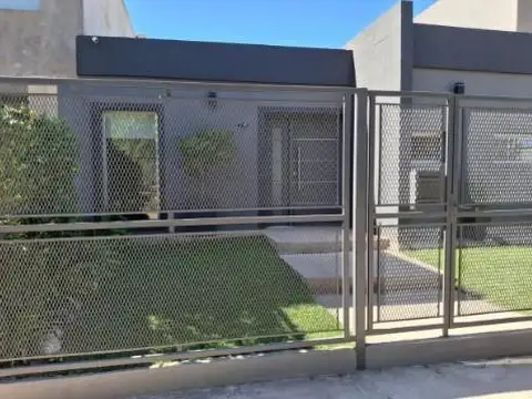 Hermosa casa de 3 dormitorios en Cipolletti - APTA CREDITO.