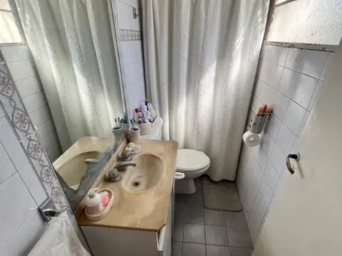 VENTA de propiedad con casa, oficina y 3 dptos.