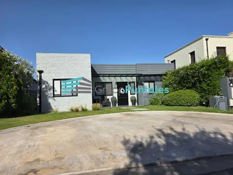 Casa en Barrio Mirasoles De Monte Grande con 3 Dormitorios mas Escritorio y Piscina