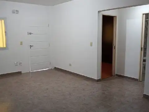 Depto Tipo Casa en Alquiler en Caseros, $ 700.000