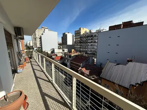 Venta Amplio Piso con Cochera y Balcon todo luz