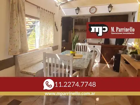 Casa luminosa en excelente estado con jardín, quincho y cochera- En Venta