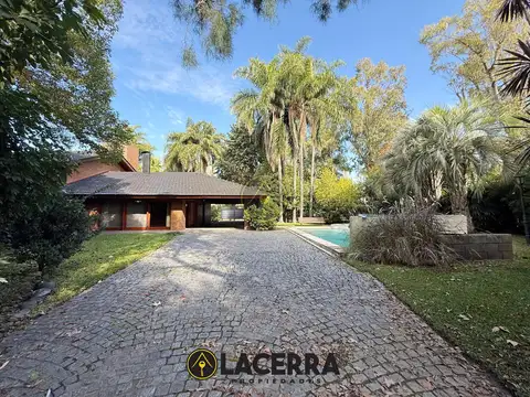 CHALET 4 AMB. CON AMPLIO LOTE, PISCINA, COCHERA Y PARRILLA