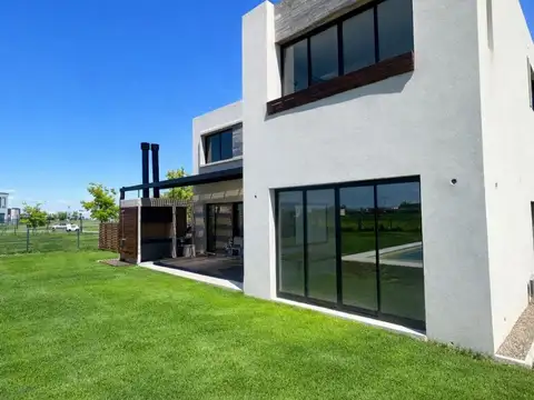 Casa 5 ambientes con 3 baños