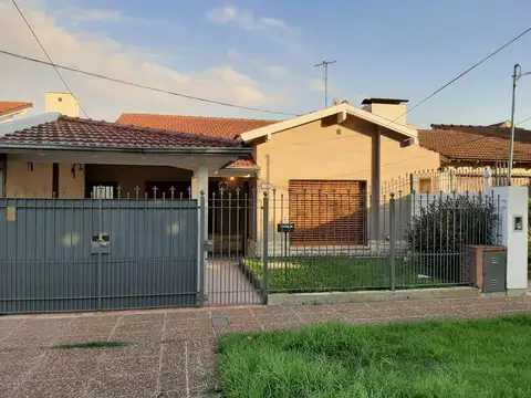 CHALET S/LOTE 8,66 X 30 MTS A 4 CUADRAS DE LA PLAZA