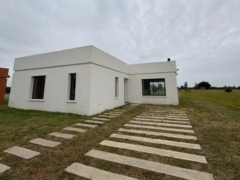 Casa 3 ambientes con 2 baños