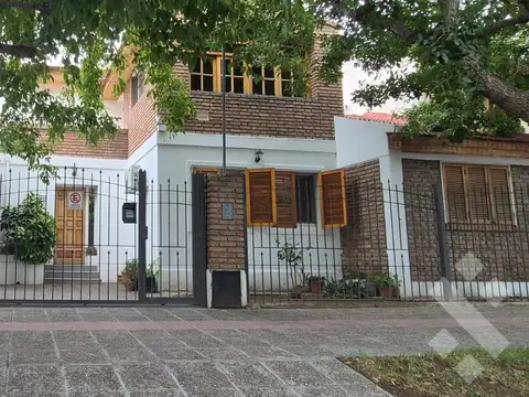 Venta Casa 4 Dormitorios  patio quincho  piscina  2 Departamentos  Independientes