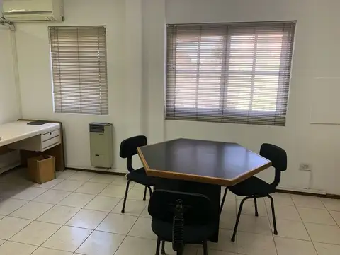 Oficinas y cochera en Venta Pedro Molina Mendoza