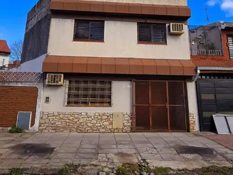 Casa en Alquiler en dos plantas con cochera, Ramos Mejia.-