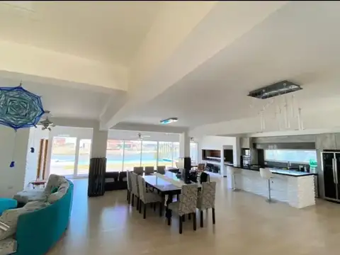 Casa 5 ambientes con 4 baños