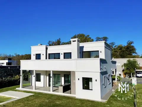 Casa en Alquiler con 4 cocheras