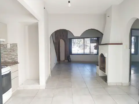EXCELENTE CASA DE 3 AMB., BAÑO Y TOILETTE, PATIO, ESCRI. Y TERRAZA.. SE TOMA DPTO EN PARTE DE PAGO!