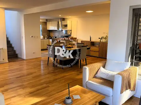 Casa en Venta con 2 cocheras