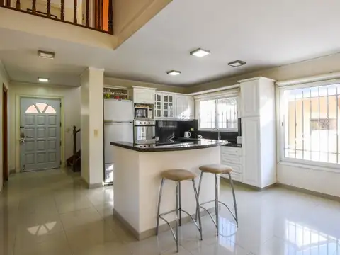 Casa 6 ambientes con 3 baños