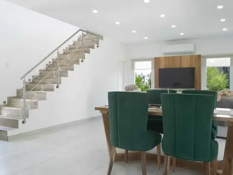 Casa en Venta con 2 cocheras