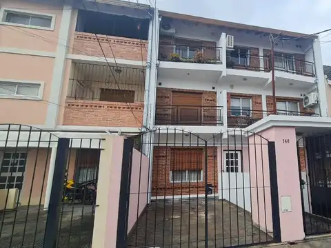 PH 2 amb con cochera y fondo libre parquizado parrilla y lavadero.