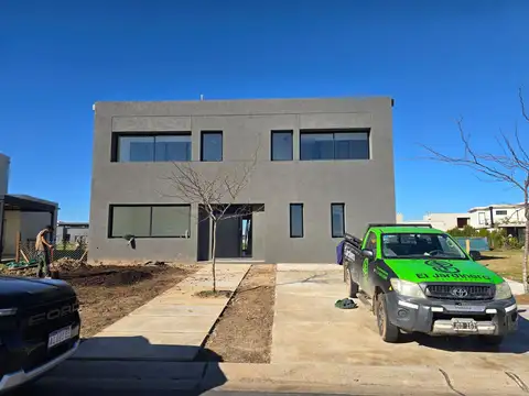 Excepcional casa a estrenar en 2 plantas, piscina