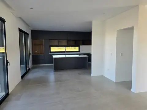 Casa 6 ambientes con 3 baños