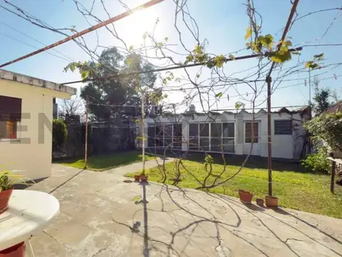 Casa dos dormitorios con cochera y quincho en venta - Villa Elvira