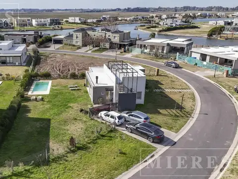 Casa sobre lote interno Area 8 San Sebastian Venta con Renta