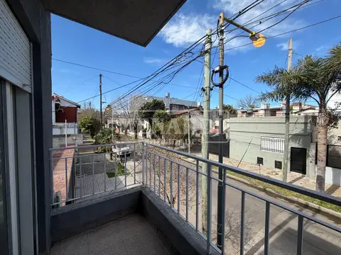 DEPARTAMENTO 3 AMBIENTES EN VENTA - A REFACCIONAR
