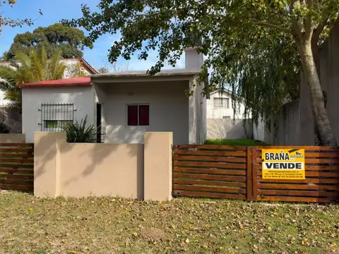 CHALET ( DIVIDIDO EN 2 DPTOS ) - ZONA NORTE- OPORTUNIDAD  