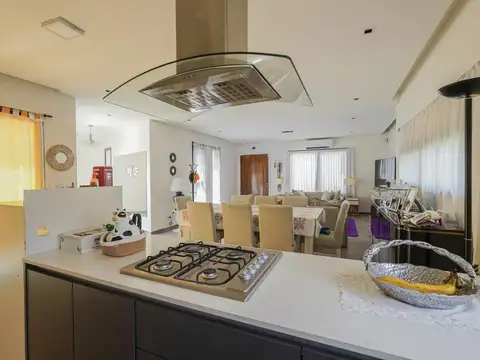 Casa en Venta con 3 cocheras