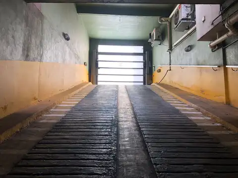 COCHERA CUBIERTA EN VENTA-EDIFICIO BARON CENTER