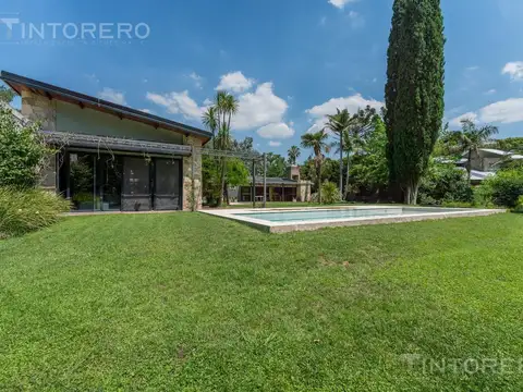 CONSULTAR PRECIO Exclusiva casa de diseño 5 ambientes con parque y piscina en Parque Leloir.