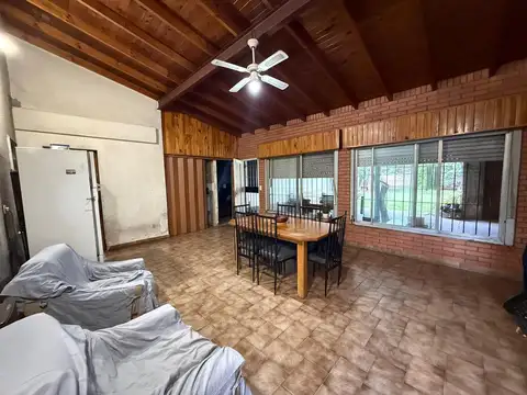 Casa 6 ambientes con 2 baños