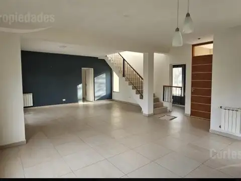 Casa 5 ambientes con 3 baños