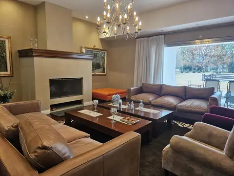 Casa en Venta con 3 cocheras
