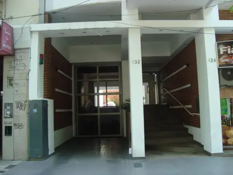 Departamento 3 amb. al frente con balcones y cochera