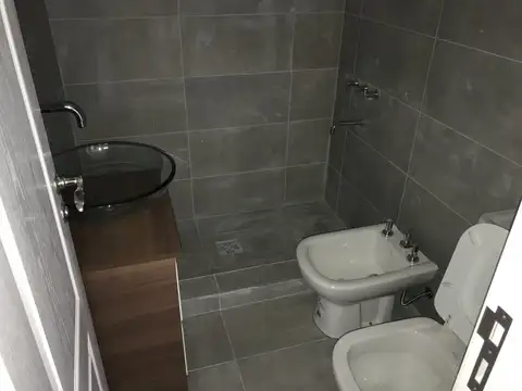SEMIPISO DE 3 AMB A LA CALLE CON BALCON. COCHERA