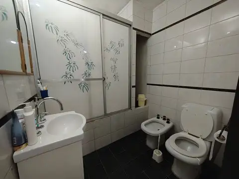 Casa 8 ambientes con 2 baños