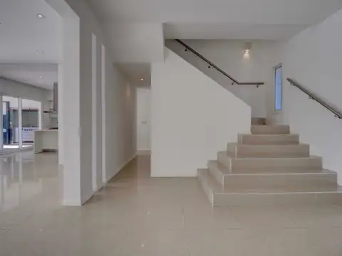 Casa 6 ambientes con 5 baños