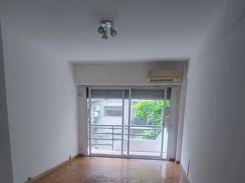 Depto 3 amb, 70 mtrs, piso 2 frente. Luminoso, amplio balcon