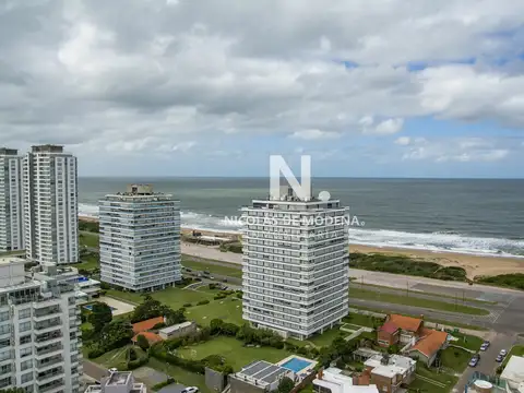 Vende apartamento de 3 dormitorios en Wind Tower, piso alto con vista al mar , Punta del Este